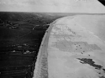 Vue aérienne de la plage de Vauville (Manche)