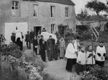 Funérailles à Vierville-sur-Mer