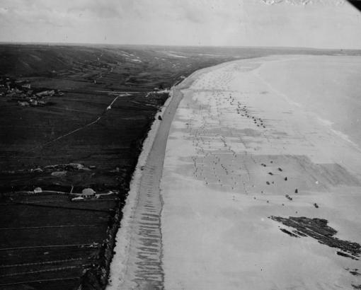 Vue aérienne de la plage de Vauville (Manche)