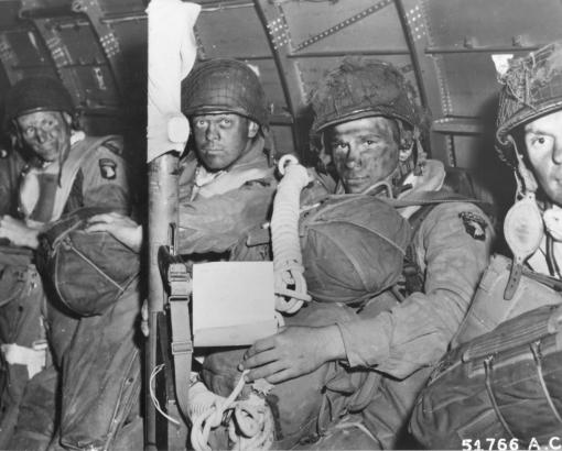 Parachutistes avant leur premier saut en opération