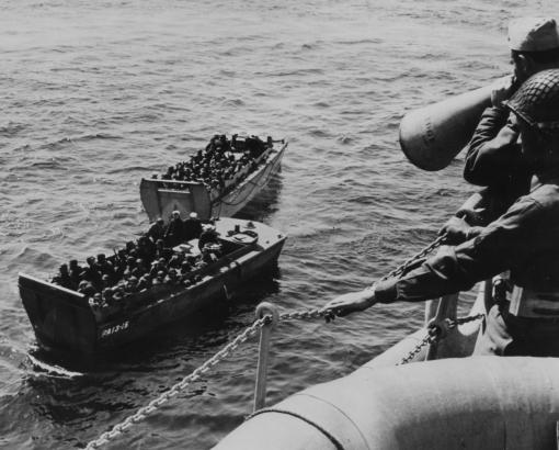 Soldats de l’infanterie transférés vers les barges de débarquement