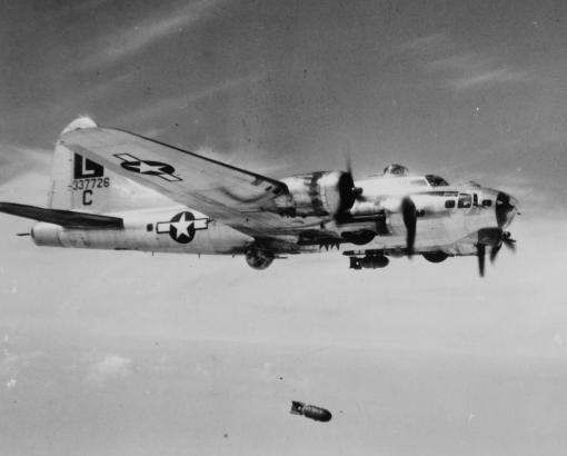 Un B-17 larguant des bombes