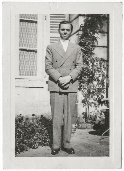 Jean Moulin, dans les jardins de la préfecture de Chartres, juillet 1940 