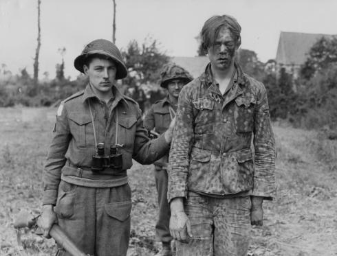 Un soldat canadien et son prisonnier allemand