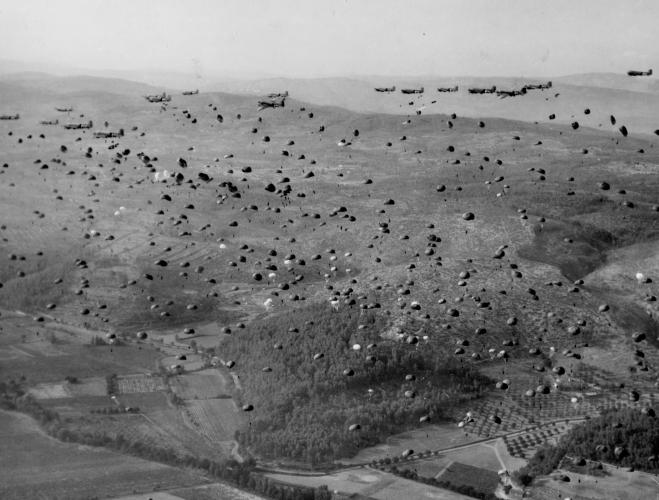 	Largages massif de parachutistes américains le 15 août 1944, près de Draguignan, dans le cadre de l’opération « Anvil Dragoon »