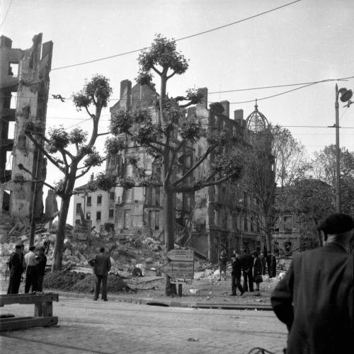 La place Jean Macé après le bombardement du 26 mai 1944