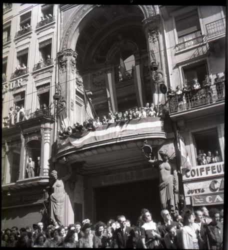 3 septembre 1944, la foule se masse devant le siège du Progrès, réquisitionné par la Milice pendant l’Occupation